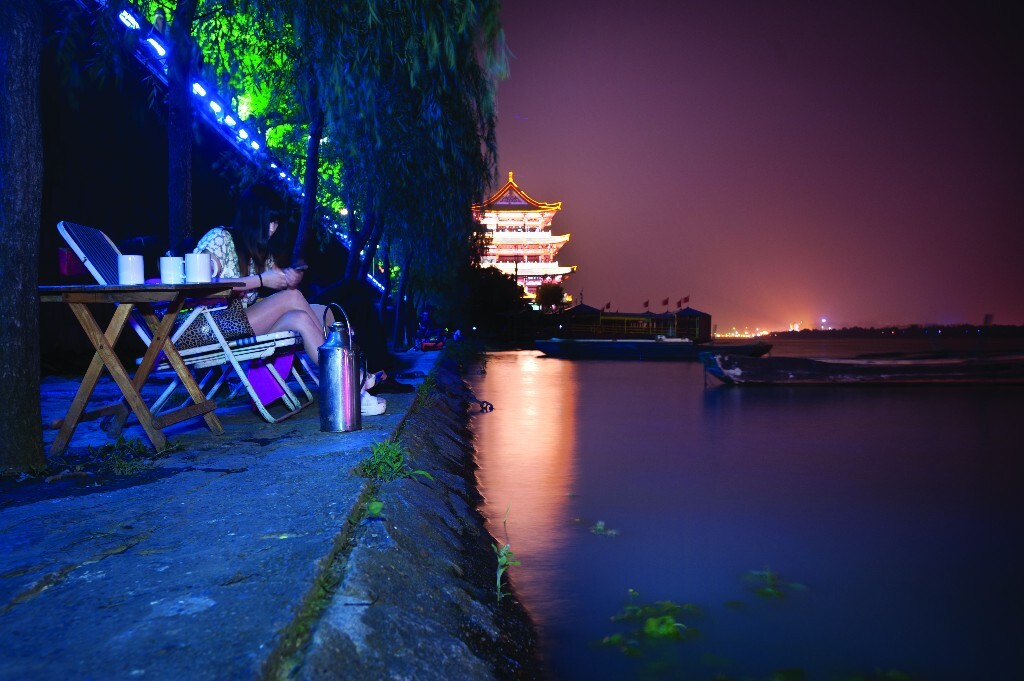 夏天湘江边乘凉的人
