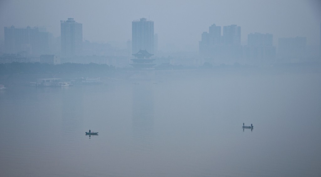 雾中江河