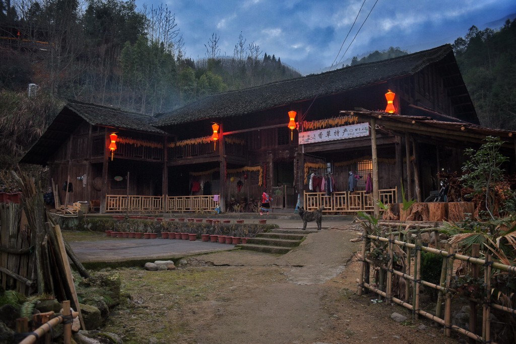 农家小舍,其实这是一家卖香草的店子,干香草五块一包,放置衣柜内去除异味、防虫,细嗅有一股忧郁的香。