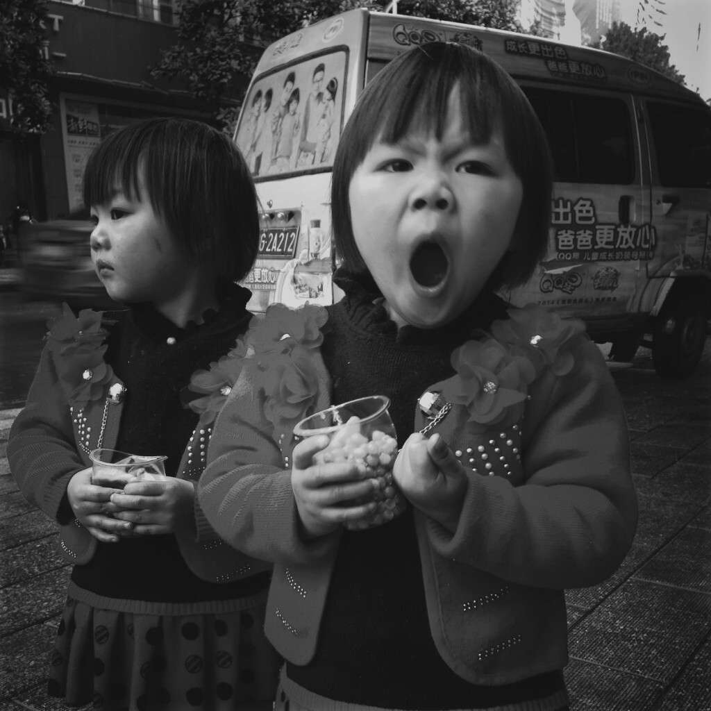        2015年4月6日，张家界市慈利县，吃零食的双胞胎姐妹。