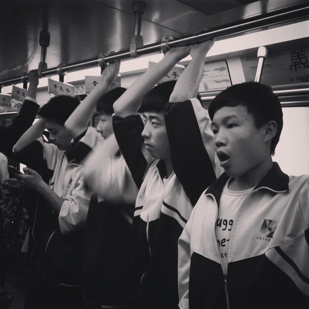        2015年6月14日，长沙市地铁2号线上，乘车的少年。
