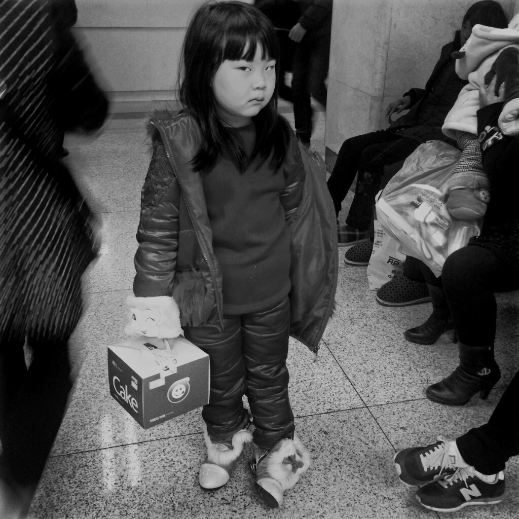        2014年12月9日，长沙市湘雅一医院，小女孩的妈妈去二楼挂号没带上她，她生气了。