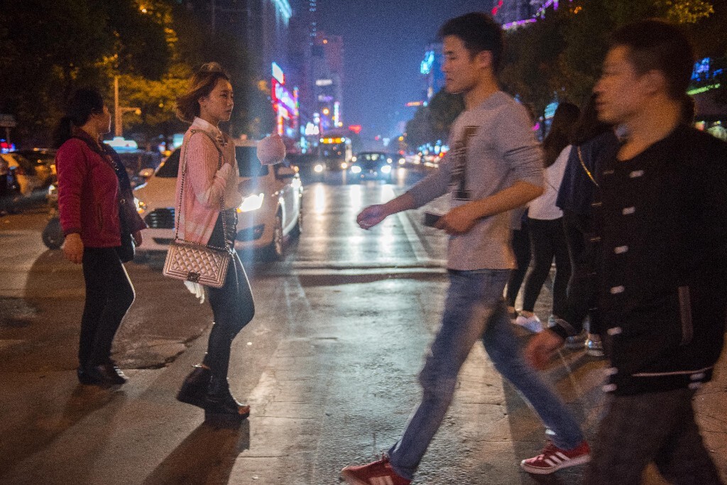 因为每天忙于直播,接触的只有粉丝,现实生活中的朋友和活动都比较少。萱萱说走在大街上,看到老夫妻手牵手,就特别羡慕。她也希望自己能有这么一份稳定的感情,和一人执手偕老。