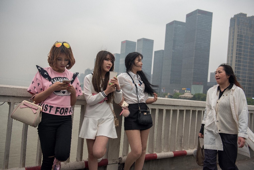 <br />
图为4月5日,萱萱半年来第一次和室友一起外出玩耍,江风吹起了她们的头发,过路的人都会被她们吸引片刻。萱萱说自己的梦想是能够赚钱买车买房,做微商开家店,有一笔存款,想去哪里旅游就去哪里旅游。对于爱情,她也充满憧憬。她说,主播谈恋爱不是一件容易的事情。很多用户粉丝都把主播当作自己的女朋友,一旦女主播谈恋爱了,他们就觉得自己没戏了。很多女主播都说“做我们这行,你知道最缺什么吗?安全感。因为粉丝随时会离开你。”“培养一个粉丝要三个月,但离开可能是一夜之间。”