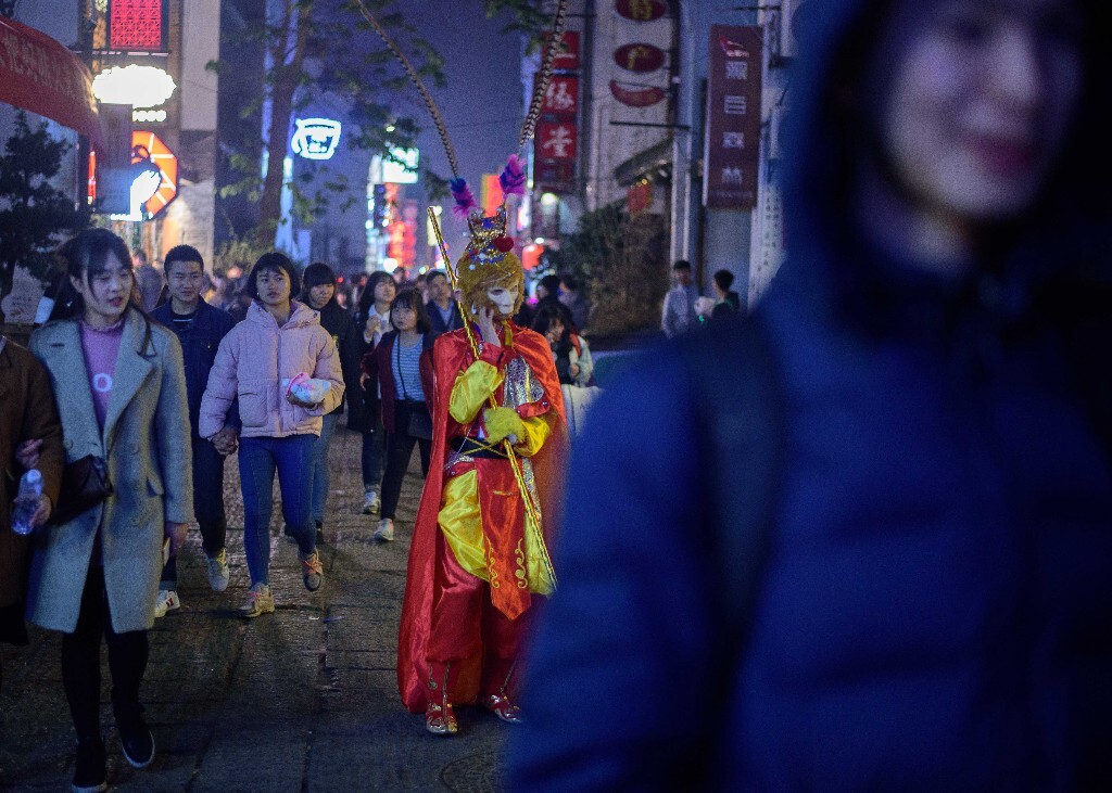   1月1日0时，长沙市太平街，猴年已过，这只“猴子”即将退场，因为，他说要回家睡觉了~哈哈，新年快乐。