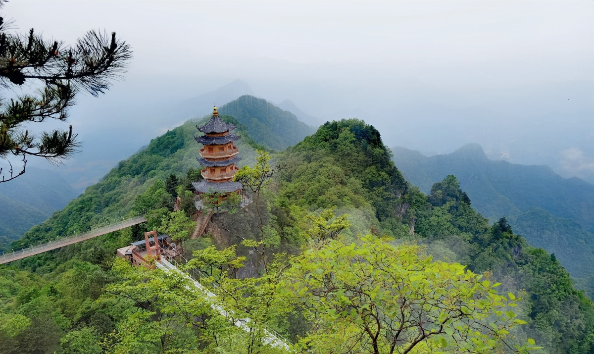 塔云山在陕西商洛镇安县境内主峰海拔16658米金顶观音殿建于塔云山万