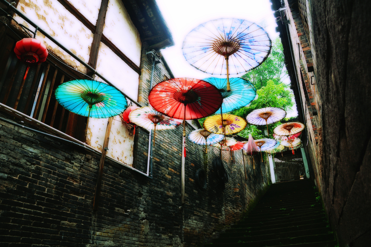 尧坝古镇的油纸伞 尧坝古镇位于四川省泸州市合江县尧坝镇,地处川渝黔