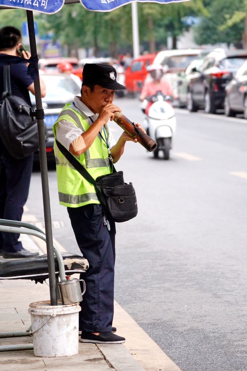 抽水烟的停车场收费员