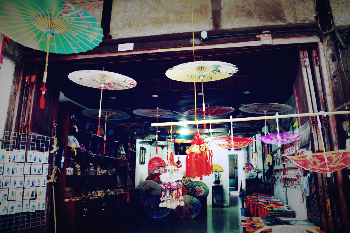 尧坝古镇的油纸伞 尧坝古镇位于四川省泸州市合江县尧坝镇,地处川渝黔