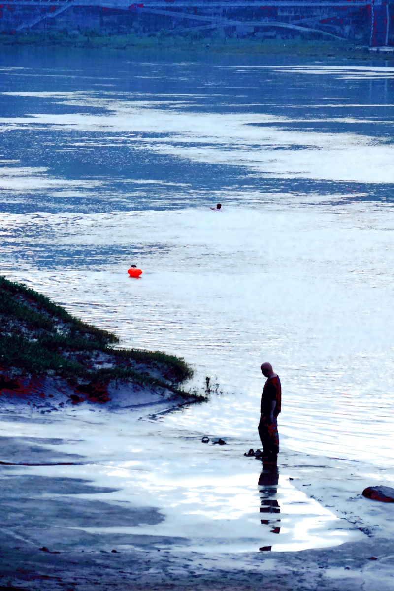 在大江大河里游泳一定是勇者