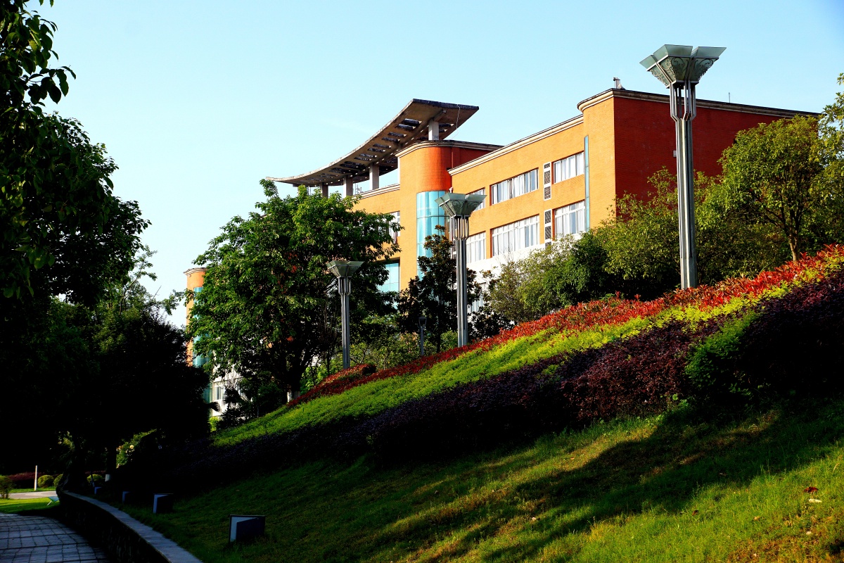 四川文理学院,前身是达县师范专科学校,我在部队服役时取得了毕业证