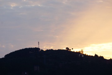 562834