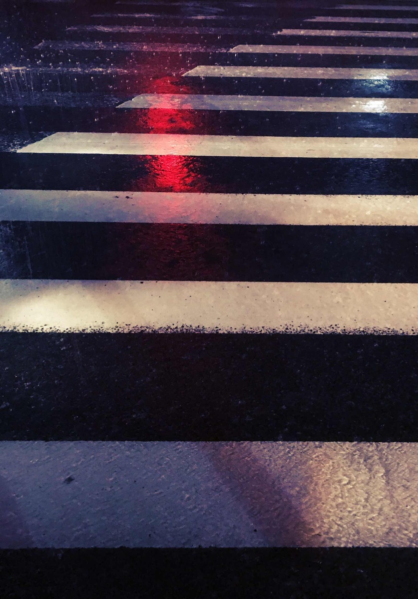 雨夜的斑马线