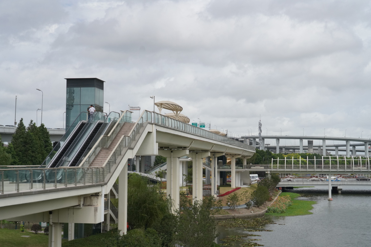 上海虹桥商务区建筑天桥