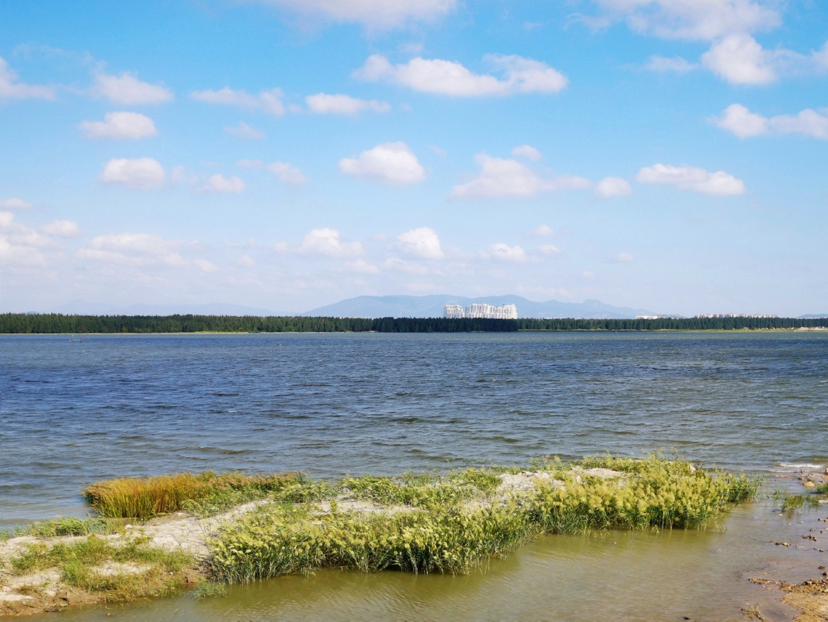 向南,拥海抱湖驾车沿福州滨海新区滨海路南行,左拥大东海右抱大东湖