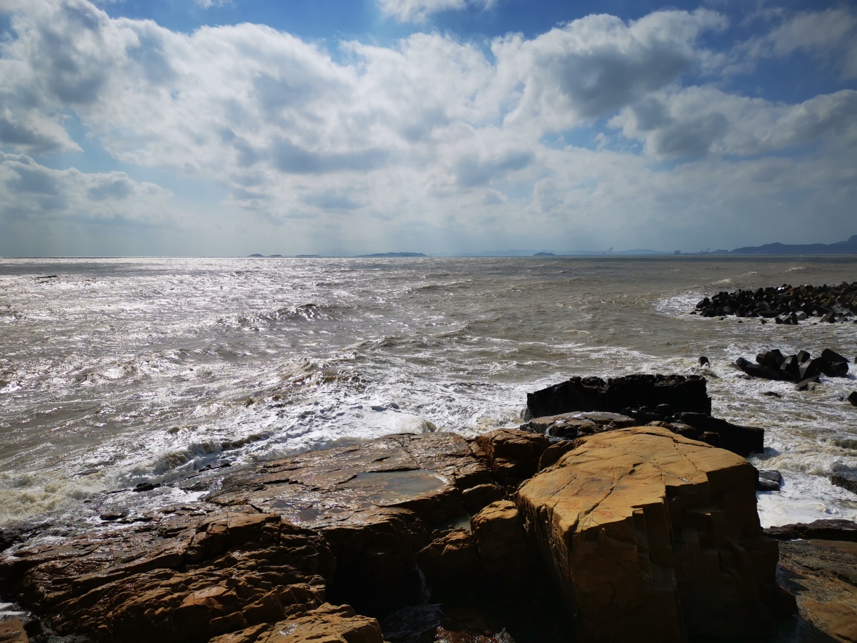 向南,拥海抱湖驾车沿福州滨海新区滨海路南行,左拥大东海右抱大东湖