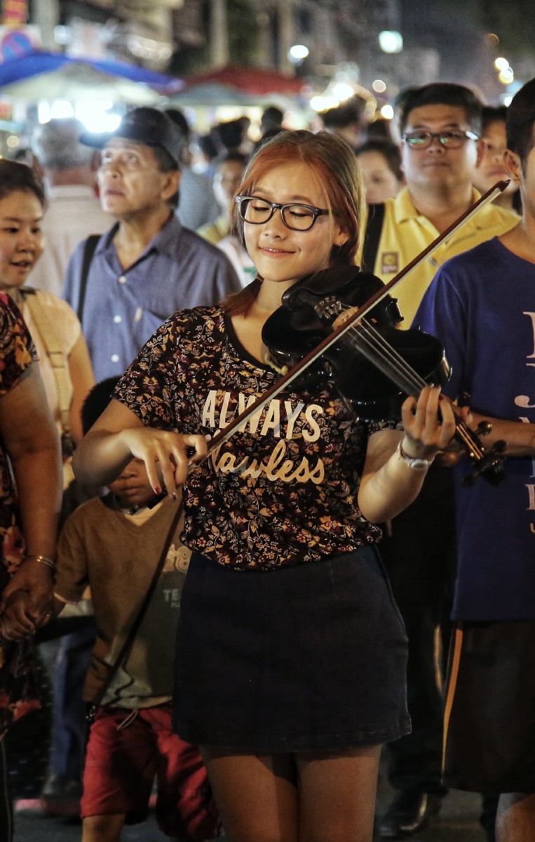 清迈夜市街头,一位拉着小提琴女孩(间隔2年多)