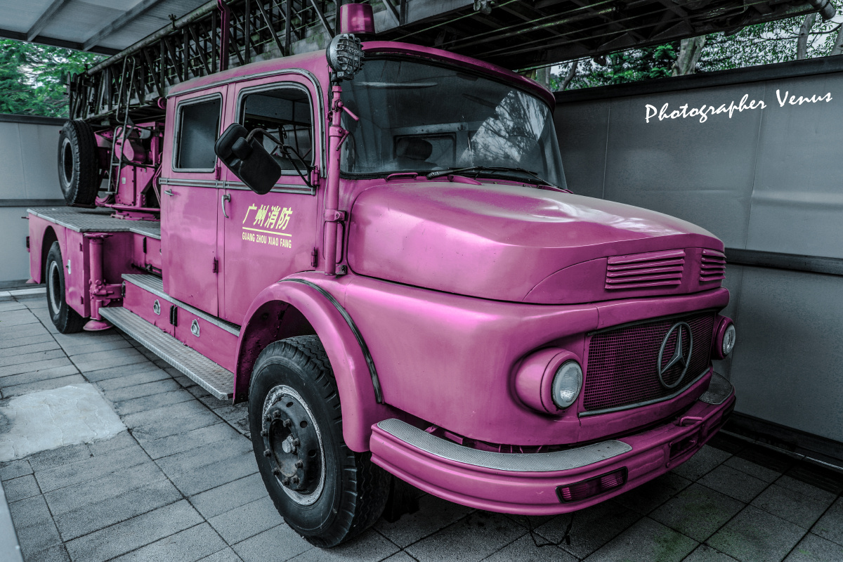 粉色奔驰消防车