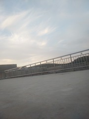 560827