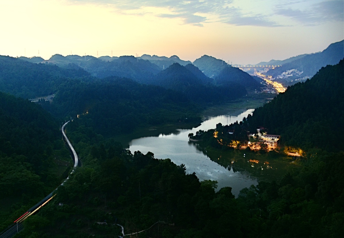 雅关水库华灯初上
