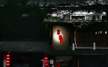 鼓圆灯笼红一色