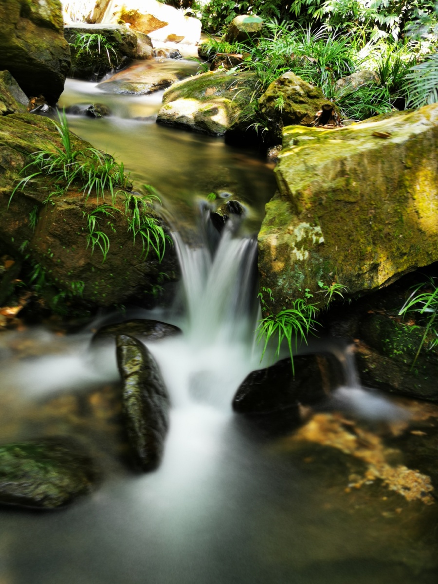 流水涓涓山清水秀