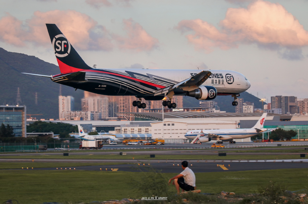 【归航】一位叔叔在宝安机场旁看飞机降落