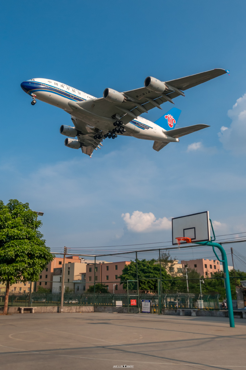 飞越一架南航a380客机即将降落白云机场