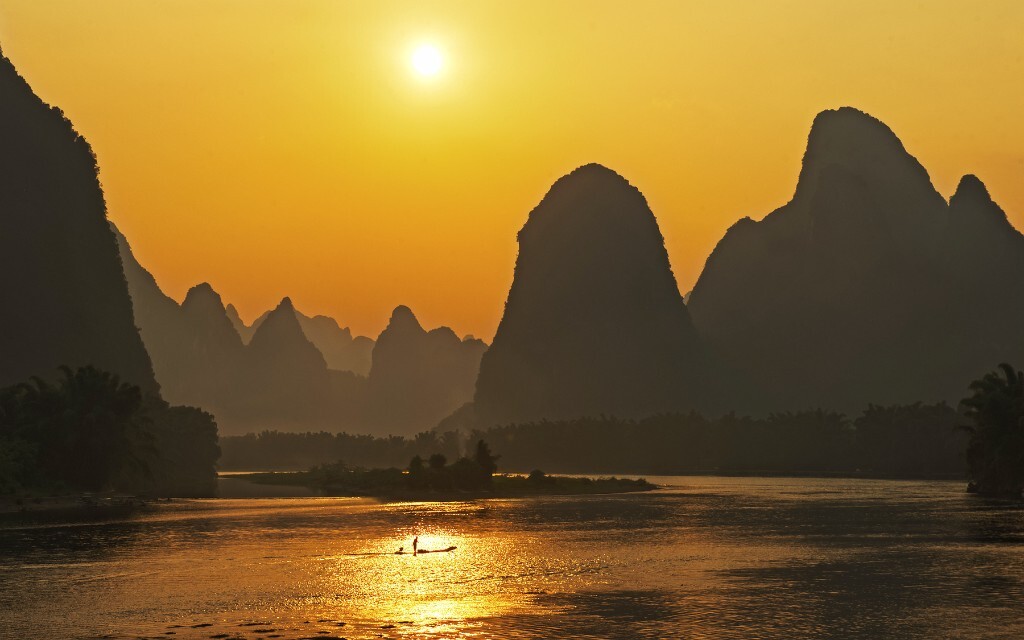 阳朔兴坪，20元钞票经典画面，黄昏，营业的游船慢慢离去，只等这一叶轻舟经过~~~