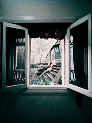 《窗外》