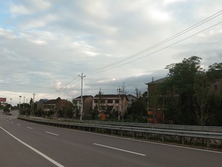 990577