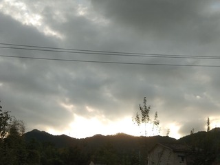 990573