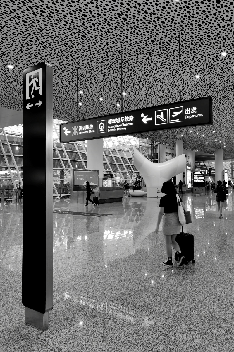 指示牌 深圳机场,许多醒目的指示牌给来往旅客带来方便,贴心温暖