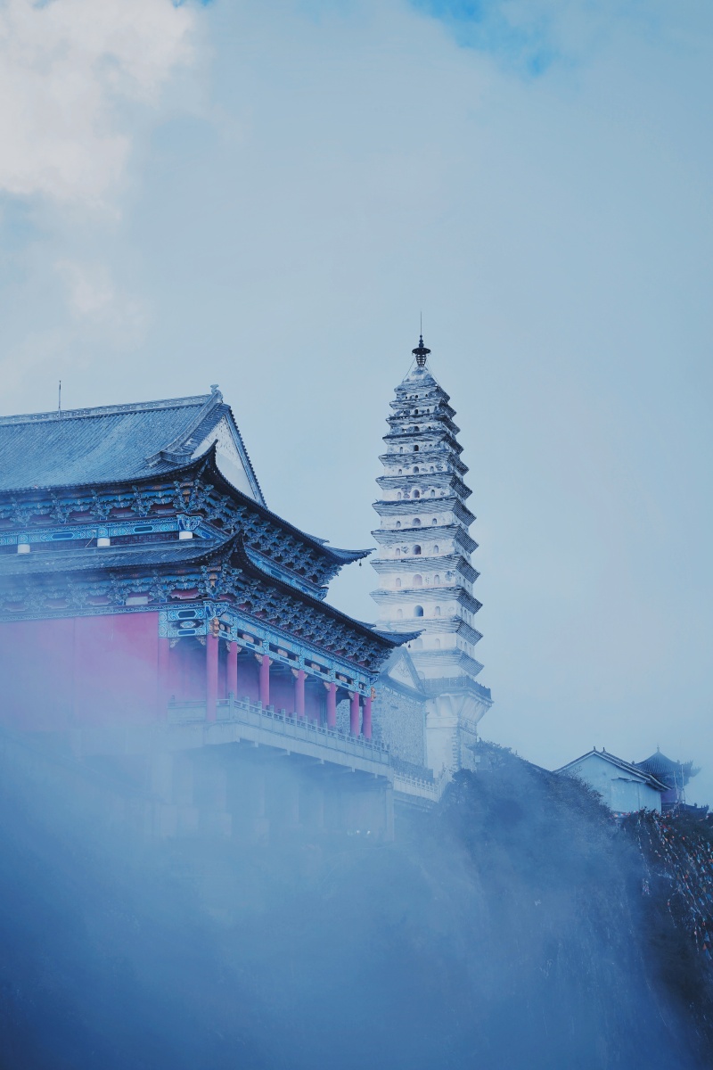 云雾中鸡足山楞严塔