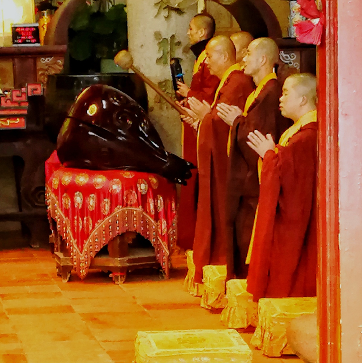 宗教传统的在室内寺庙    打开微信,使用"扫一扫"即可将网页分享之