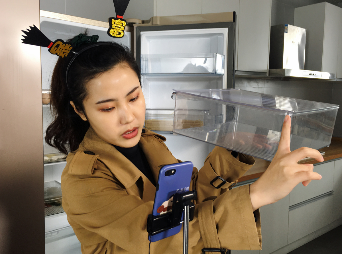 网红家居用品电商女主播的日常带货