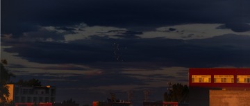 571242