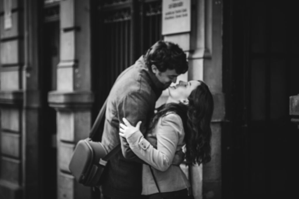 格拉西亚大道上，一对情侣亲吻的瞬间<br />
@Passeig de Gràcia, Barcelona, Catalunya
