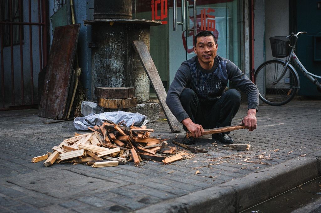 上海,劈柴的大叔。