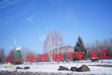 688143