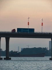 562303