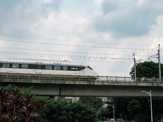 572709