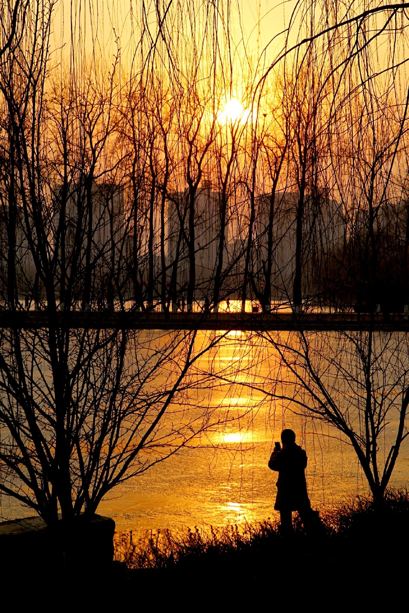 一道残阳铺水中半江瑟瑟半江红