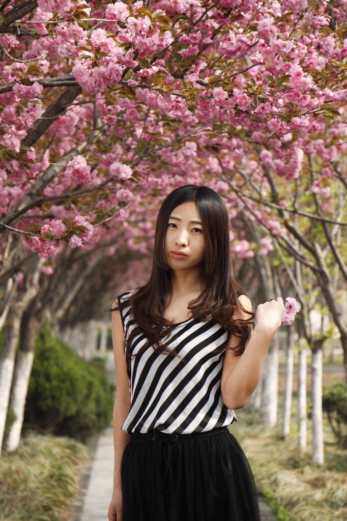 校园人像-1<br />
摄影：李维  模特：胡慧杰 器材：500D 18-135 STM + 50 1.8 后期：李维 地点：西京园情人谷