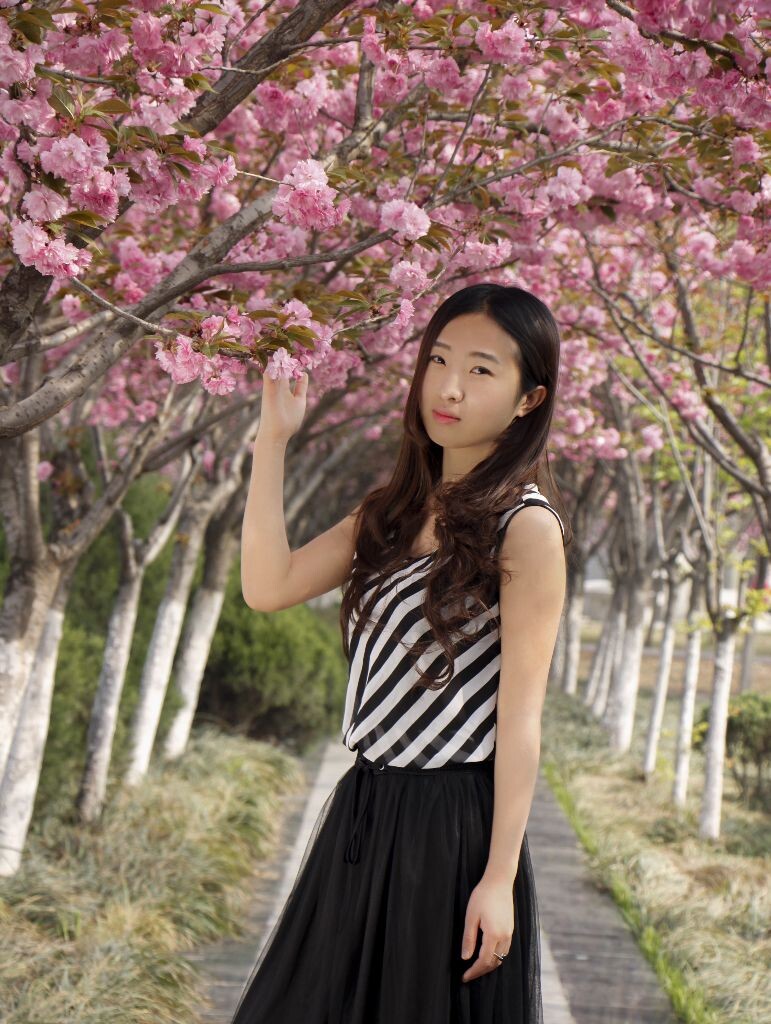 校园人像-4<br />
摄影：李维  模特：胡慧杰 器材：500D 18-135 STM + 50 1.8 后期：李维 地点：西京园情人谷