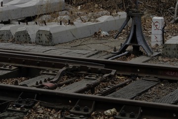 636083