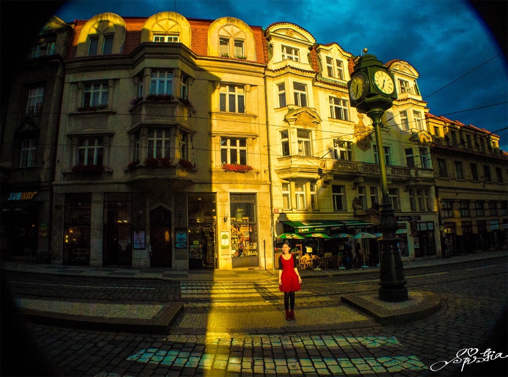 before sunset, Prague 街头闲逛,夕阳渐收,四处都是醒目的时钟,提醒着我,还是离开键盘离开显示器比较好,趁着还不晚