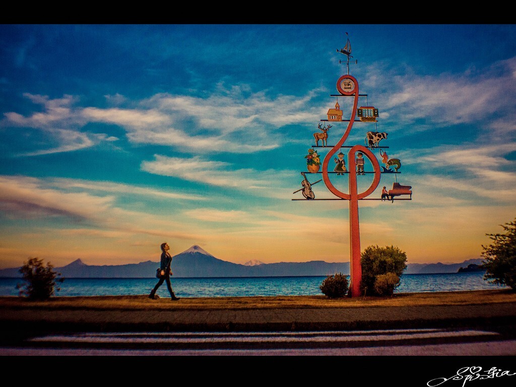 我曾经跨过山和大海<br />
也穿过人山人海<br />
我曾经拥有着一切<br />
转眼都飘散如烟<br />
Frutilla, Chile