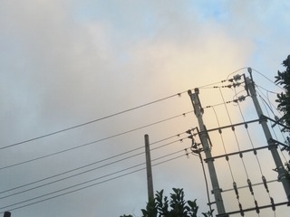 998563