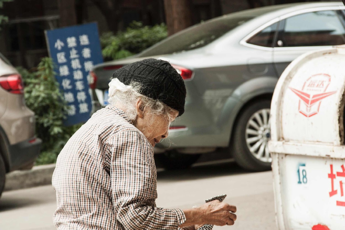 捡垃圾的老婆婆